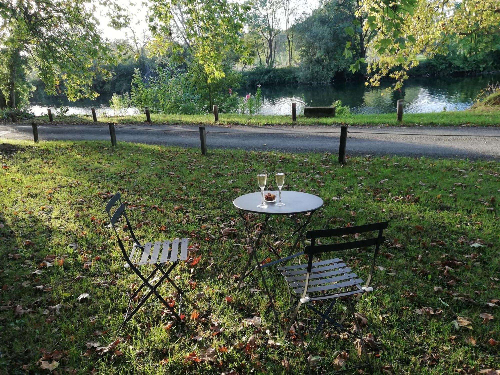 Bed and Breakfast Le Domaine Des Platanes Bourg-Charente Zewnętrze zdjęcie